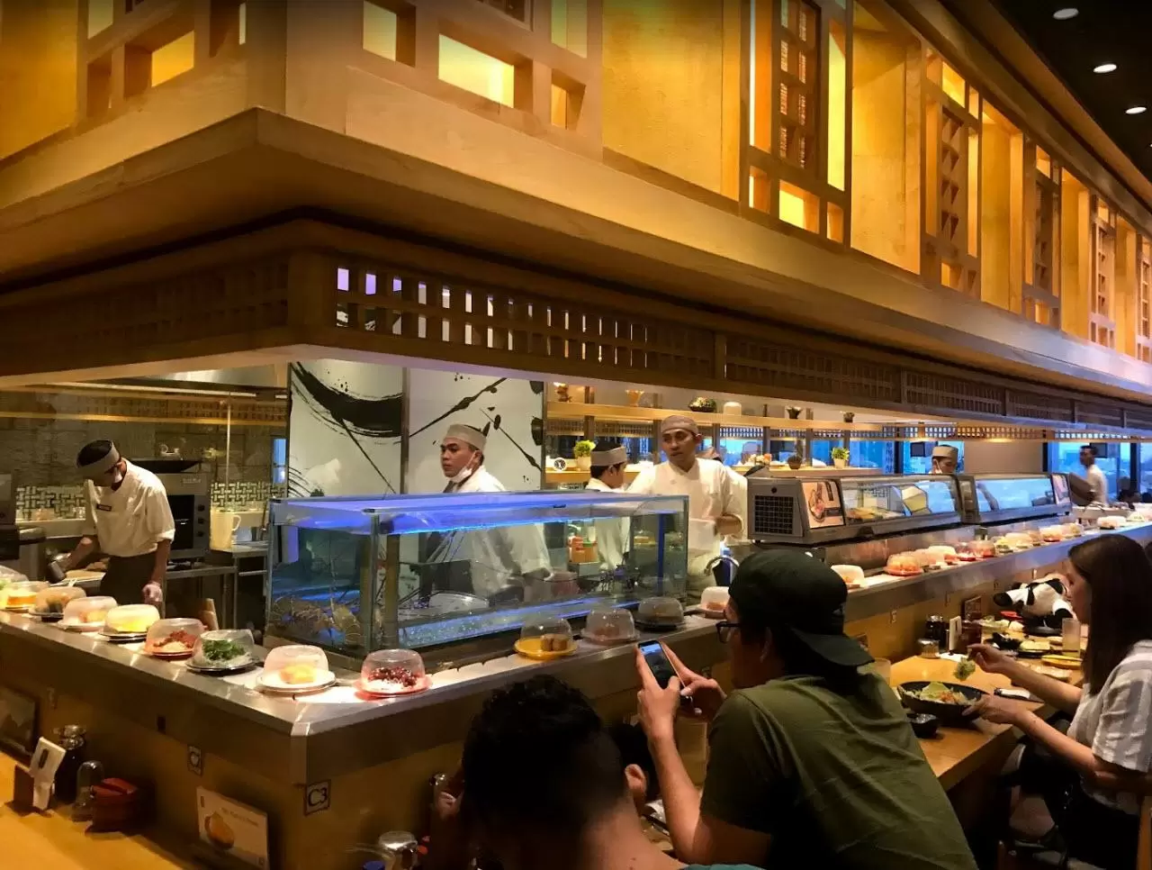 Suasana ruang makan Sushi Tei Bekasi